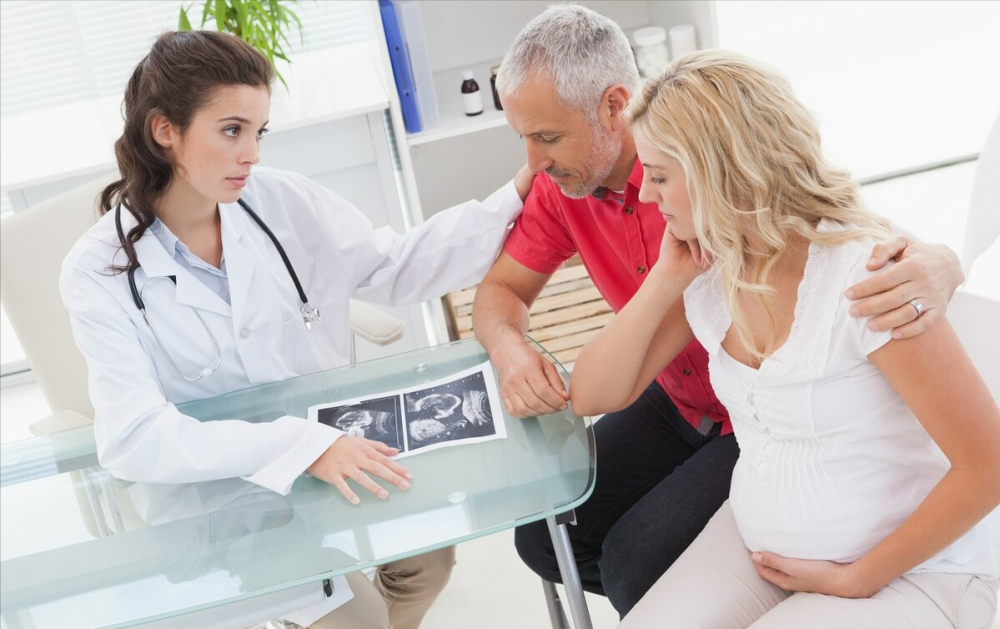 Nếu độ đục ở mức độ 1 hoặc 2, bác sĩ sẽ khuyến cáo mẹ bầu nên thở oxy và nằm viện theo dõi trong một thời gian để thai nhi phát triển tốt hơn. Nhưng nếu đến độ đục độ 3 tức là thai nhi đã thiếu oxy ít nhất 6 giờ, tình trạng rất nguy kịch và cần được mổ lấy thai ngay lập tức, ngay cả khi thai nhi chưa phát triển toàn diện.