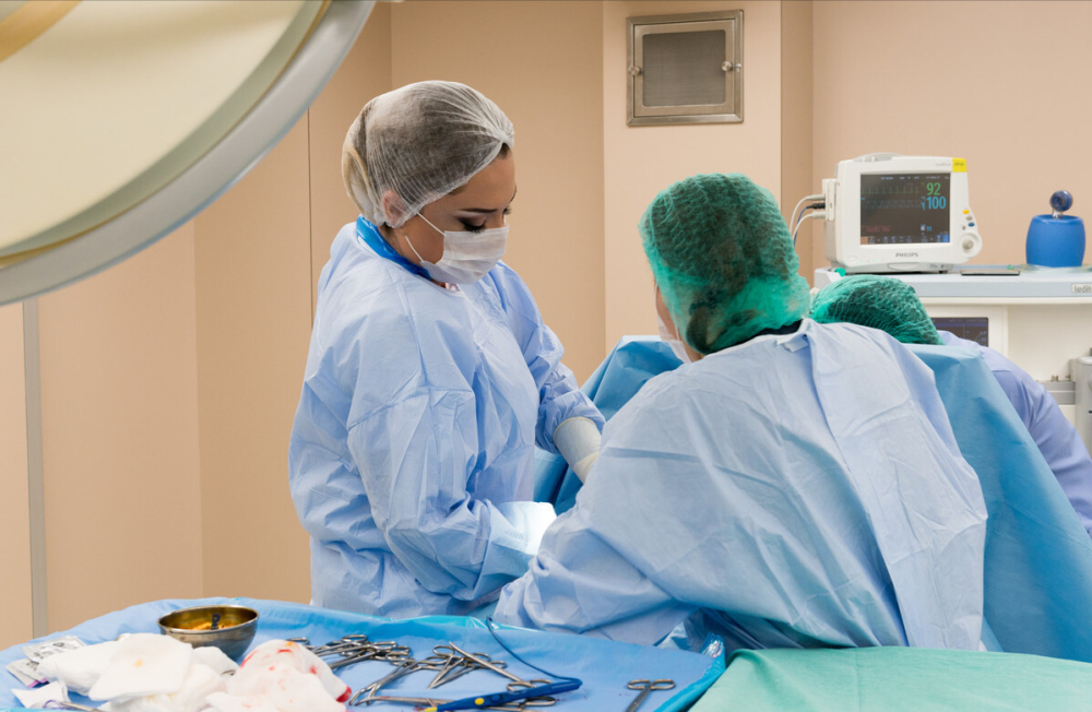 Nước ối đục độ 3: Lúc này, nước ối đã có màu nâu và sền sệt. Phân và các chất khác trong đó có thể xâm nhập vào khí quản và phổi của thai nhi, khiến bé bị thiếu oxy nghiêm trọng.