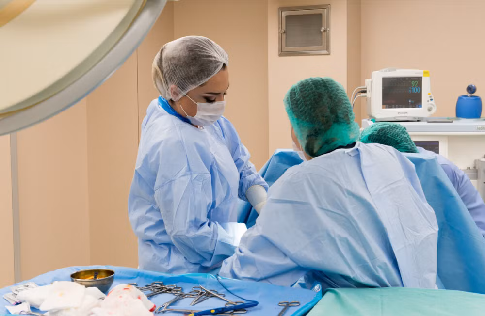 Nước ối đục độ 3: Lúc này, nước ối đã có màu nâu và sền sệt. Phân và các chất khác trong đó có thể xâm nhập vào khí quản và phổi của thai nhi, khiến bé bị thiếu oxy nghiêm trọng.