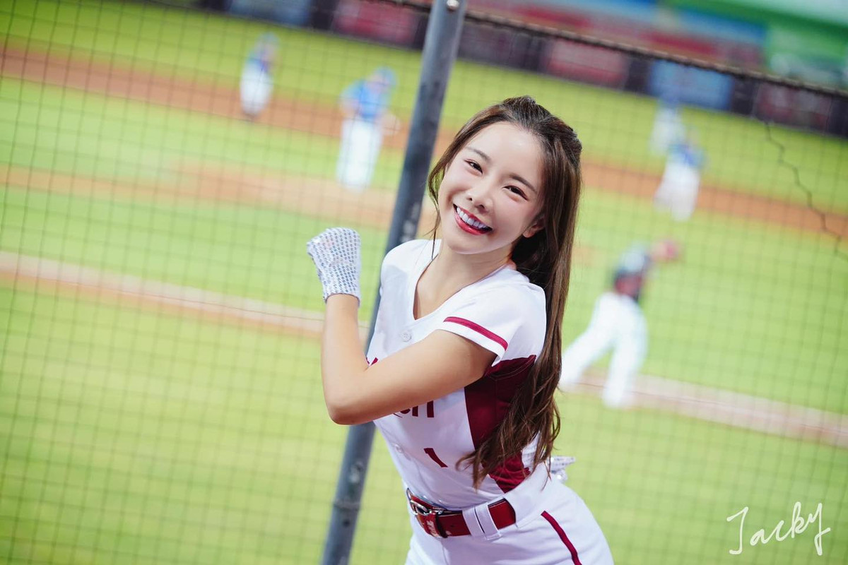 Vu Dĩ Huyên xinh đẹp, tràn đầy sức sống qua ống kính của phóng viên. Cô nàng quả thực xứng danh đội trưởng đội cổ vũ.