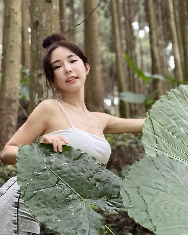 Bộ đồ bó sát để lộ hoàn toàn đường cong chữ S của "nữ thần cổ vũ". Khuôn ngực căng đầy, vòng eo con kiến và vòng ba tròn trịa như trái đào khiến Vu Dĩ Huyên cực kỳ nóng bỏng, bắt mắt.