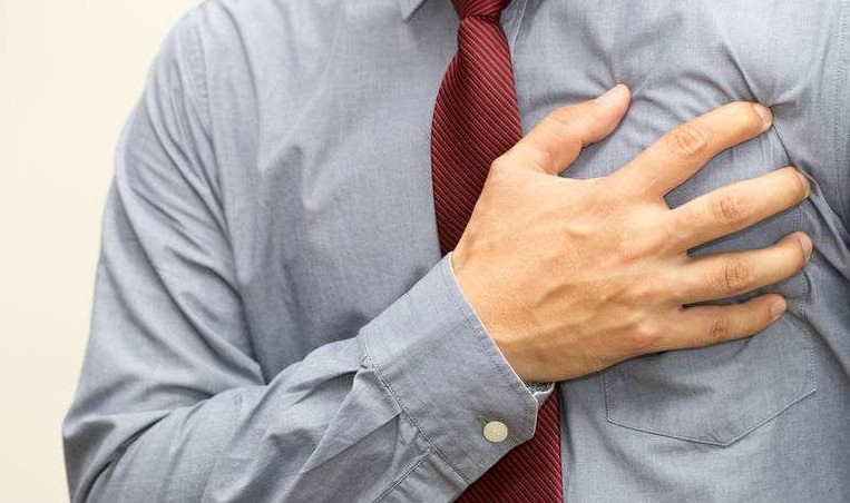 Nhồi máu cơ tim sẽ có những biểu hiện rõ ràng trong thời gian ngắn, ảnh hưởng đến chức năng của tim, nếu không được điều trị kịp thời sẽ gây nguy hiểm đến tính mạng. Bạn phải chú ý đến 5 dấu hiệu sau.