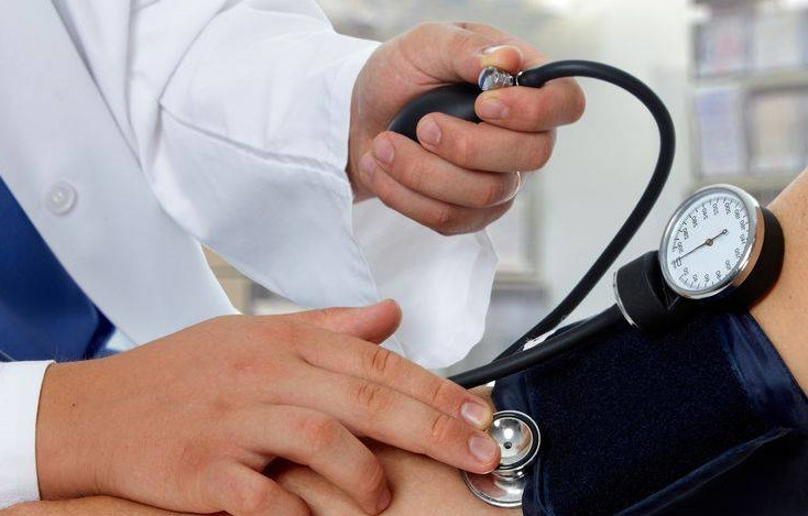 Lưu ý rằng cơn đau tức ngực cũng sẽ lan xuống cánh tay trái và vai trái, lúc này người bệnh thường có biểu hiện bứt rứt, vã mồ hôi, thậm chí có cảm giác sợ hãi. Trong những trường hợp này, bạn phải đi khám và điều trị kịp thời, không thể trì hoãn thêm.