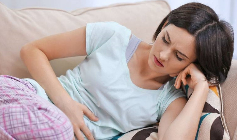 2. Đột nhiên đau tức ngực về đêm: Việc đột ngột xuất hiện những cơn đau quặn vùng trước tim khi đang nghỉ ngơi hoặc đang ngủ vào ban đêm cũng là một dấu hiệu báo hiệu cơn nhồi máu cơ tim đang khởi phát và cần hết sức lưu ý.