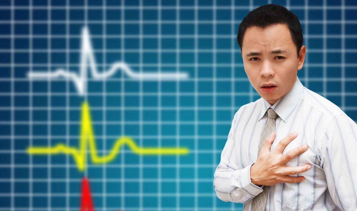 1. Tức ngực và đau ngực: Đau ngực là triệu chứng xuất hiện sớm nhất ở bệnh nhân nhồi máu cơ tim, đồng thời cũng là triệu chứng thường gặp nhất. Những con đau ngực này nghiêm trọng và kéo dài, có lúc tới cả vài tiếng đồng hồ, giảm đau không có tác dụng.
