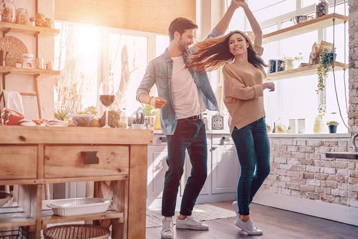 Tuy nhiên, khi con gái hành kinh, thời kỳ này cổ tử cung bị mở ra, khả năng kháng khuẩn của âm đạo giảm đi rất nhiều. Đi kèm vào đó là sức đề kháng và khả năng miễn dịch của cơ thể cũng bị suy giảm, rất dễ bị nhiễm khuẩn. Đặc biệt lưu ý các chị em dễ mắc các bệnh phụ khoa, tuyệt đối không quan hệ vợ chồng khi đang trong kỳ kinh nguyệt.