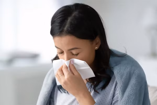 Có tình trạng này là do chủng Delta đã biến đổi mạnh hơn. SARS-CoV-2 chui qua tế bào niêm mạc hô hấp, thông qua các thụ thể ACE2 và TMP1, sau đó chuyển ARN thông tin để chỉ huy các tế bào, tổng hợp thành phần và tái tạo ra nhiều virus mới, từ đó phá hủy tế bào cũ. Vì vậy, COVID-19 không chỉ gây bệnh ở phổi, tạo ra cơn bão cytokine mà còn gây bệnh toàn thân, tấn công hàng loạt cơ quan như não, thận, gan, tim, tụy…