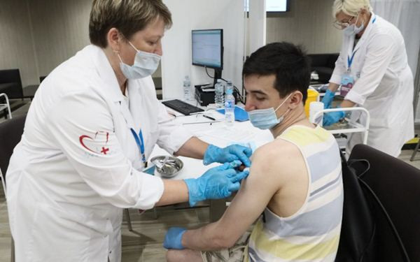 Tính đến sáng ngày 3/8, tổng số liều vắc xin đã được tiêm tại Việt Nam là 6.959.197 liều. Trong đó, tiêm 1 mũi là 6.246.333 liều và tiêm mũi 2 là 712.864 liều. Trong bối cảnh dịch COVID-19 có những diễn biến phức tạp ở nhiều tỉnh thành trên cả nước, Bộ Y tế khuyến cáo người dân đã tiêm đủ 2 mũi vắc xin phòng COVID-19 vẫn phải thực hiện nghiêm ngặt các biện pháp phòng ngừa lây nhiễm. Đó là các biện pháp 5K của Bộ Y tế nhằm bảo vệ bản thân, gia đình, đồng nghiệp và cộng đồng.