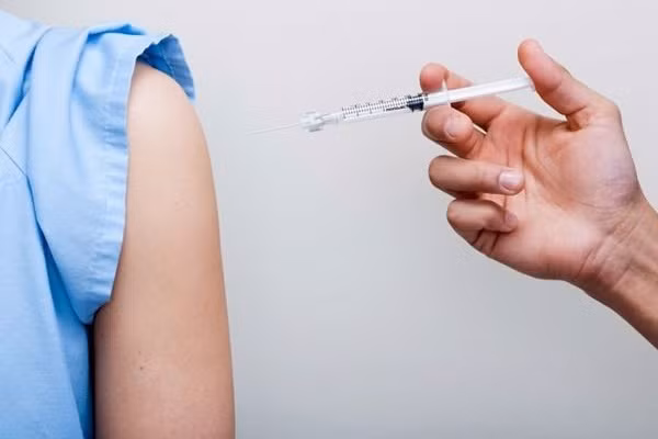  Vắc xin COVID-19 là vắc xin nhằm ngăn ngừa và làm chậm sự lây lan của dịch viêm đường hô hấp cấp gây ra do COVID-19; bằng cách giúp cơ thể sản sinh ra kháng thể chống lại virus Sars-Cov-2. Tuy nhiên, có những đối tượng cần đặc biệt lưu ý khi tiêm vắc xin COVID -19 ví dụ như người bị dị ứng thực phẩm.