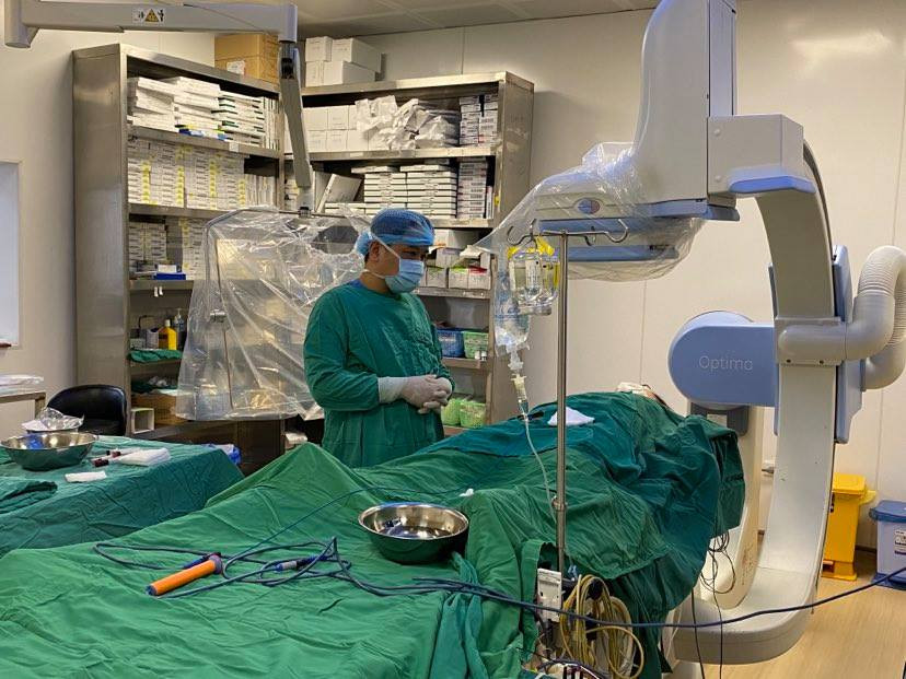 Tại Hướng dẫn tạm thời khám sàng lọc trước tiêm chủng vắc xin COVID-19 của Bộ Y tế, quy định 4 đối tượng cần thận trọng tiêm chủng, trong đó người có tiền sử dị ứng với các dị nguyên. Tuy nhiên, không phải mọi trường hơp có tiền sử dị ứng đều chống chỉ định tiêm vắc xin COVID-19.