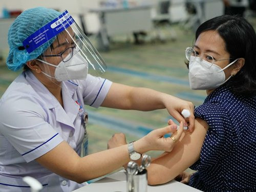 Khuyến cáo, những trường hợp có phản ứng quá mẫn cần thận trọng và cần khám chuyên khoa dị ứng để đánh giá nguy cơ trước khi chỉ định tiêm vắc xin COVID-19. Sau khi tiêm phải theo dõi tại chỗ sau tiêm ít nhất 60 phút. Chú ý bổ sung đầy đủ nước, ăn đa dạng thực phẩm, các loại thức ăn mềm , dễ tiêu hóa, nghỉ ngơi, tránh vận động nặng.