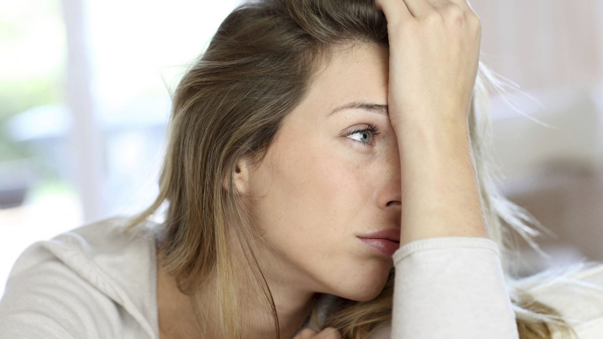 Đây được cho là do khả năng chuyển hóa sắc tố đen của gan bị kém đi, khiến các độc tố, chất thải có hại cũng không được chuyển hóa và đẩy ra ngoài cơ thể kịp thời. Lâu dần, chúng tích tụ khiến cho nội tiết rối loạn, biểu hiện trực tiếp qua sắc mặt.