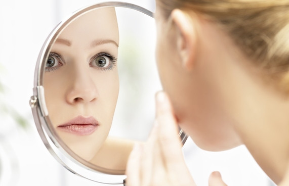 Nếu da mặt có 5 dấu hiệu sau đây, nhất định bạn phải chú ý. Đầu tiên là da vàng vọt. Theo y học cổ truyền, sắc mặt vàng vọt là biểu hiện của tỳ vị hư hàn vì màu vàng là màu của đất, tức là Thổ mà Thổ trong cơ thể chính là lá lách.