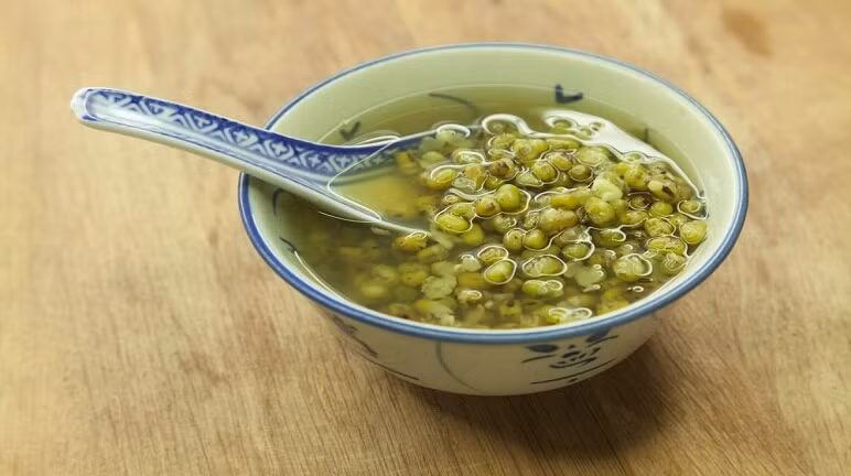 Hãy chú ý, không kết hợp đậu xanh với hai loại thực phẩm nêu trên, không chỉ không nấu cùng mà tốt nhất cũng không ăn cùng một bữa. Điều này sẽ giúp ngăn chặn tế bào ung thư trong cơ thể và tốt cho sức khỏe của chúng ta.