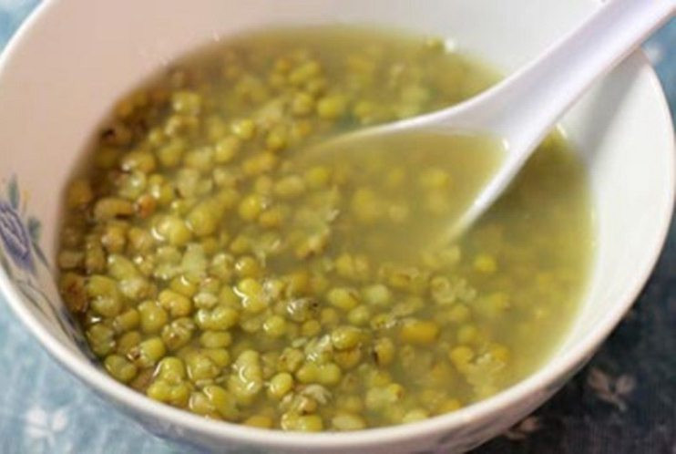 Cà chua và đậu xanh ăn cùng nhau cũng có thể gây hại cho sức đề kháng và khả năng miễn dịch của chúng ta, phá hủy hệ thống miễn dịch của chúng ta và khiến các tế bào khỏe mạnh bị ung thư tấn công dễ dàng.