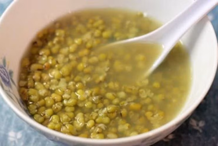 Cà chua và đậu xanh ăn cùng nhau cũng có thể gây hại cho sức đề kháng và khả năng miễn dịch của chúng ta, phá hủy hệ thống miễn dịch của chúng ta và khiến các tế bào khỏe mạnh bị ung thư tấn công dễ dàng.