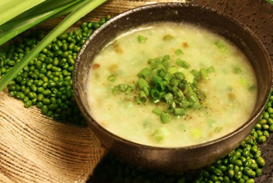 Tuy nhiên nếu ăn đậu xanh với hai loại thực phẩm này, càng ăn nhiều thì tế bào ung thư càng hoạt động mạnh. Chúng ta hãy cùng xem những thứ gì không được ăn cùng đậu xanh nhé.