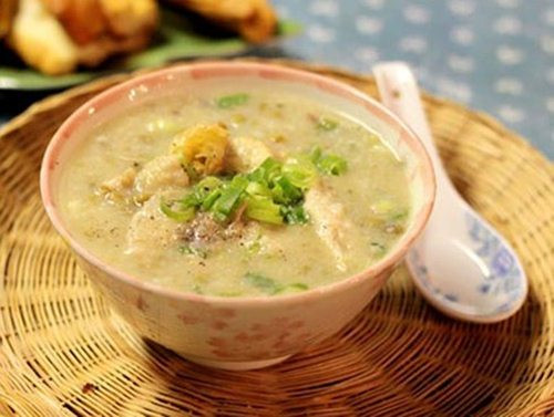 Thứ hai là cá chép. Một số người nấu cháo cá chép và đậu xanh vì cho rằng hai thứ bổ dưỡng kết hợp với nhau sẽ thành đại bổ. Thế nhưng trên thực tế, mặc dù cá chép có thể lợi tiểu, thông sữa, bảo vệ dạ dày nhưng nếu ăn chung với đậu xanh rất dễ gây phản tác dụng.