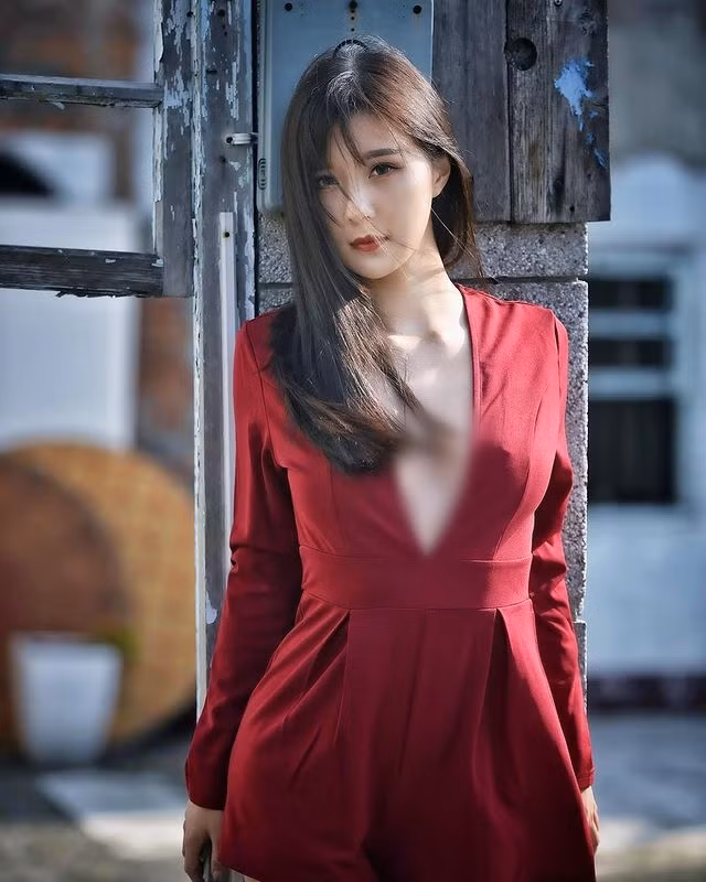 Thi thoảng, cô nàng cũng diện đồ nổi bật với thiết kế xẻ ngực sâu, vừa cuốn hút lại vừa không phản cảm.