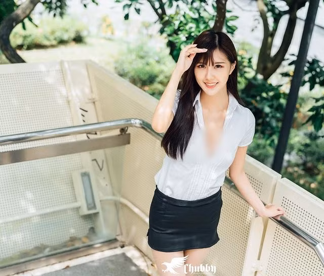 Lại thêm một lần mắc lỗi để mở cúc áo quá nhiều khi phối đồ công sở của hot girl xinh đẹp Vũ Tình. Có lẽ cô nàng yêu thích phong cách gợi cảm nên áp dụng quá đà vào mọi trang phục, đây là điều không nên.