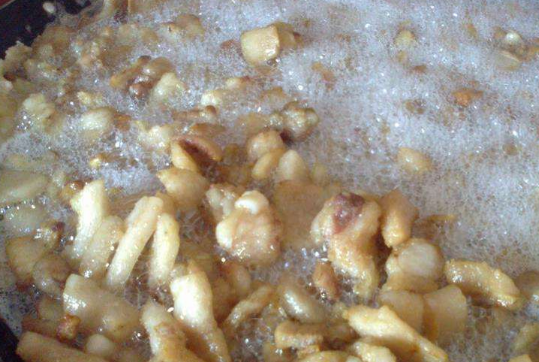 Vậy ăn tóp mỡ có hại thật hay không? Đây là vấn đề gây ra các cuộc tranh cãi lớn. Vậy hôm nay chúng ta cùng tham khảo xem liệu ăn tóp mỡ có lợi hay hại nhé.