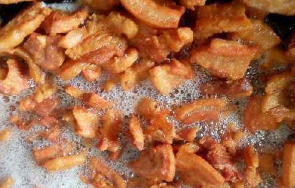 Mỡ lợn sau khi rán thì sẽ thành hai phần là mỡ nước và tóp mỡ. Phần mỡ nước sẽ được cô lại giống như sáp còn tóp mỡ cũng được sử dụng để chế biến thành một số món ăn. Thế hệ trước không xa lạ gì với những món ăn từ tóp mỡ nhưng đối với nhiều người bây giờ, tóp mỡ khá xa lạ.