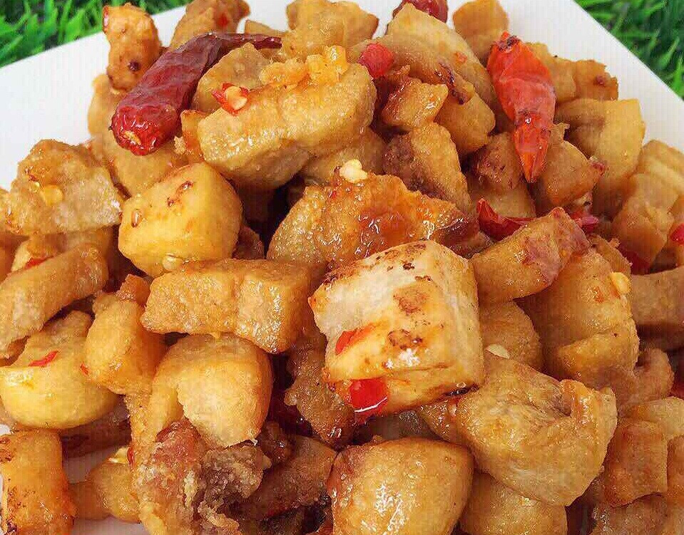 Theo các chuyên gia dinh dưỡng, tóp mỡ không có hại cho sức khỏe. Cụ thể, ăn ít tóp mỡ thì chẳng có hại gì thế nhưng nếu ăn nhiều và ăn liên tục thì sẽ gây ra những vấn đề về sức khỏe.