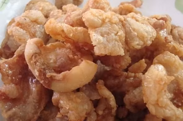 Thực tế, trước đây, khi đời sống còn nghèo khó ăn được tóp mỡ đã là rất tốt, nhưng hiện nay đời sống của mọi người nhìn chung đã được cải thiện, người dân ít ăn tóp mỡ hơn. Nhiều người cũng cho rằng ăn tóp mỡ rất có hại cho sức khỏe vì chứa nhiều chất béo xấu.