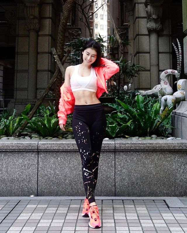 Với lợi thế hình thể, cô giáo yoga thường xuyên diện đồ khoe cơ bụng 6 múi của mình, khiến rất nhiều cô gái trẻ ao ước.