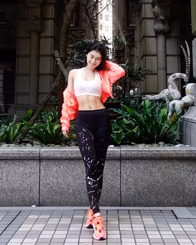 Với lợi thế hình thể, cô giáo yoga thường xuyên diện đồ khoe cơ bụng 6 múi của mình, khiến rất nhiều cô gái trẻ ao ước.