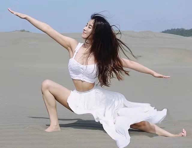 Theo tìm hiểu, Hạ Mễ Nhã bước vào thế giới Yoga cách đây 6 năm. Kể từ đó cô nàng đam mê và chính thức đi theo nghiệp làm huấn luyện viên, giáo viên của bộ môn này.