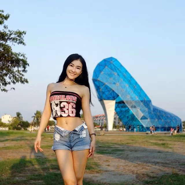 Chỉ với chiếc áo quây in hình nổi bật và chiếc quần sooc cạp cao, Hạ Mễ Nhã đã thu hút được vô số ánh nhìn, quả thực rất khó để tìm ra nhược điểm của nữ giáo viên xinh đẹp.