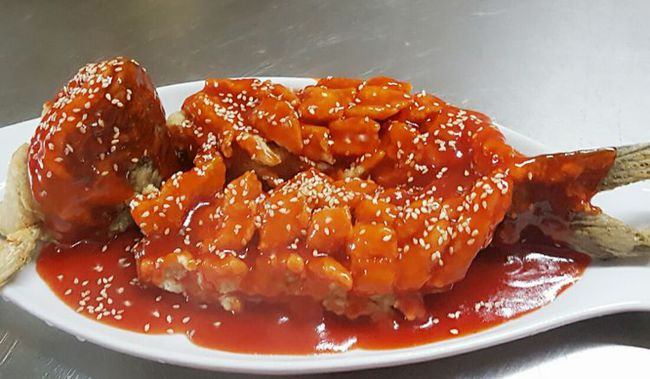 Thế nhưng bạn có biết rằng, không phải loại cá nào cũng có thể tùy tiện ăn được? Thực tế, có những loại cá dân gian coi là cao lương mỹ vị, đặc sản khó kiếm được nhưng lại vô cùng độc hại, bác sĩ và các chuyên gia dinh dưỡng đều khuyên nên tránh xa. Đó là những loại cá nào?