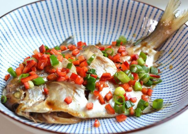 Thứ tư là những con cá cùng loài nhưng có kích thước lớn bất thường hoặc hình thù kỳ dị, quái lạ. Nhiều người thường hay thích mua được cá khổng lồ, cá lớn một cách ngạc nhiên thế nhưng lại không lường được nguy cơ tiềm ẩn.