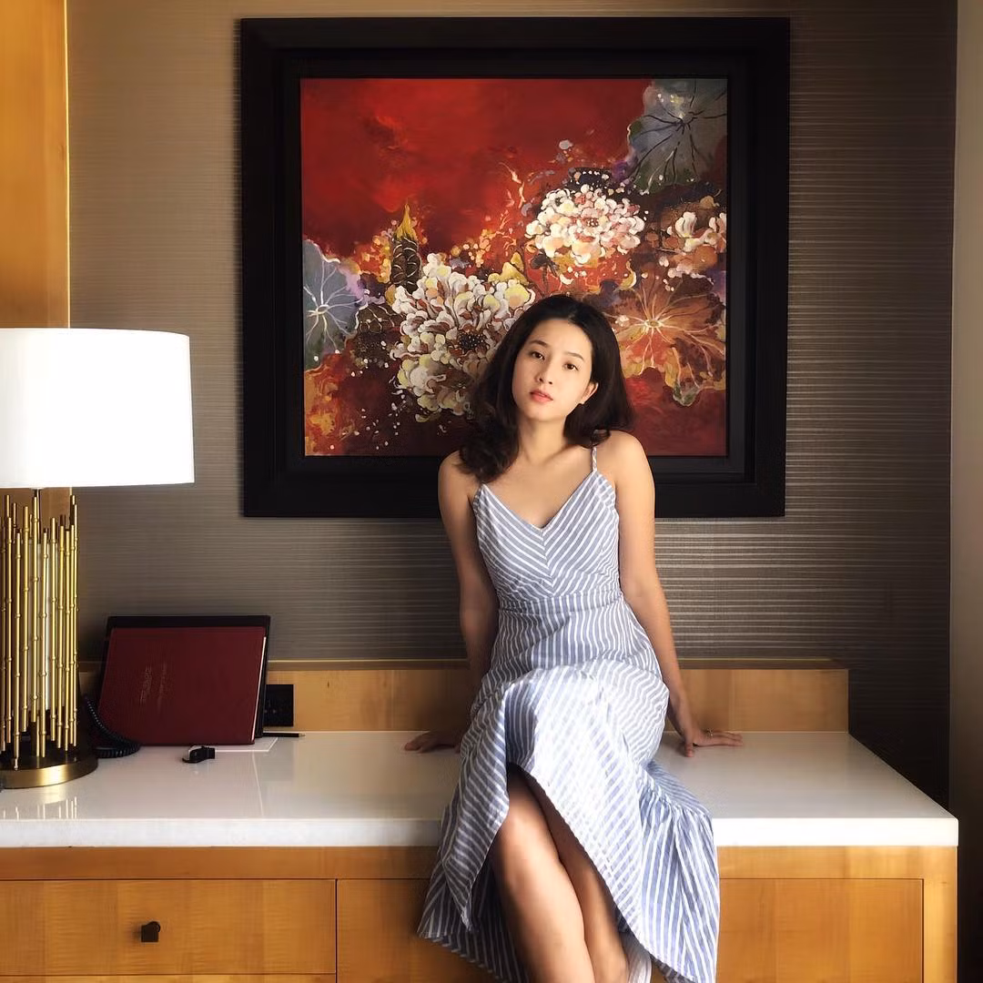 Thỉnh thoảng cô nàng cũng đổi phong cách năng động hơn khi chọn những thiết kế váy quây hay hai dây đơn giản, hoặc trẻ trung khi mix áo phông cùng chân váy midi xếp li.