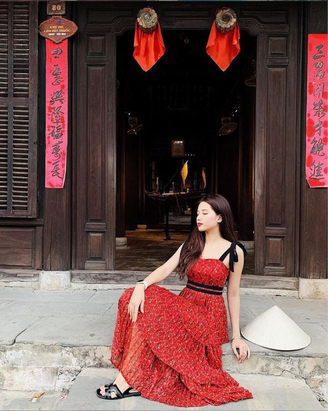 Thiên An sở hữu khuôn mặt xinh đẹp, hơi hướng lai tây và thân hình thon gọn, làm da trắng mướt như sứ, nhờ vậy cô nàng thoải mái biến hóa với nhiều kiểu trang phục khác nhau.