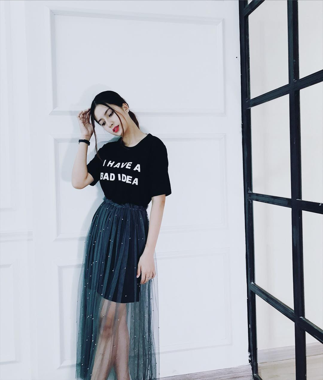 Nhìn qua có thể thấy, tủ đồ của Thiên An đa phần là váy vóc với những thiết kế điệu đà. Khi thì váy hai dây, khi lại váy xếp bèo, váy xuyên thấu hay những chiếc váy tay bồng bay bổng đang là hot trend hiện nay.