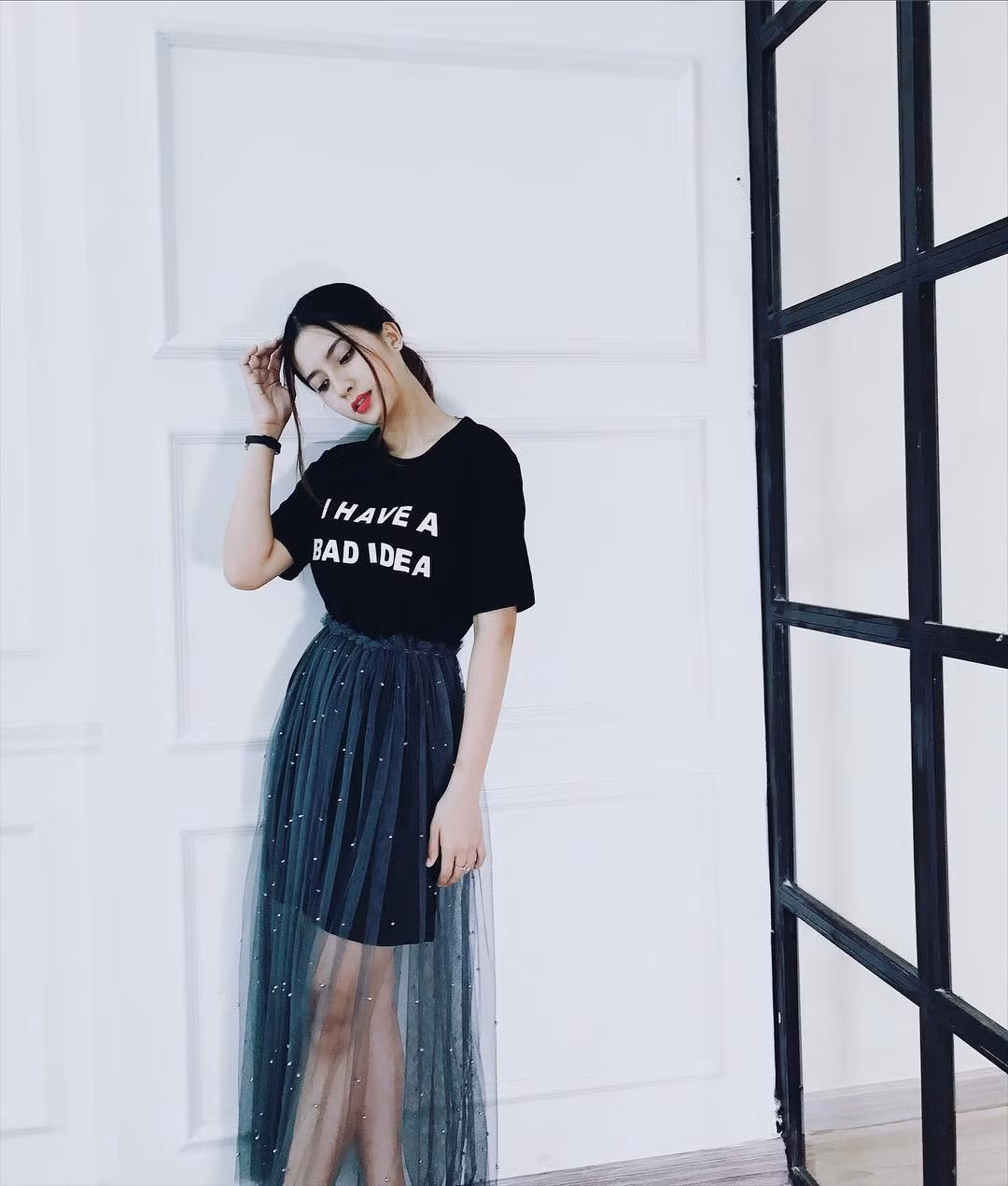 Nhìn qua có thể thấy, tủ đồ của Thiên An đa phần là váy vóc với những thiết kế điệu đà. Khi thì váy hai dây, khi lại váy xếp bèo, váy xuyên thấu hay những chiếc váy tay bồng bay bổng đang là hot trend hiện nay.