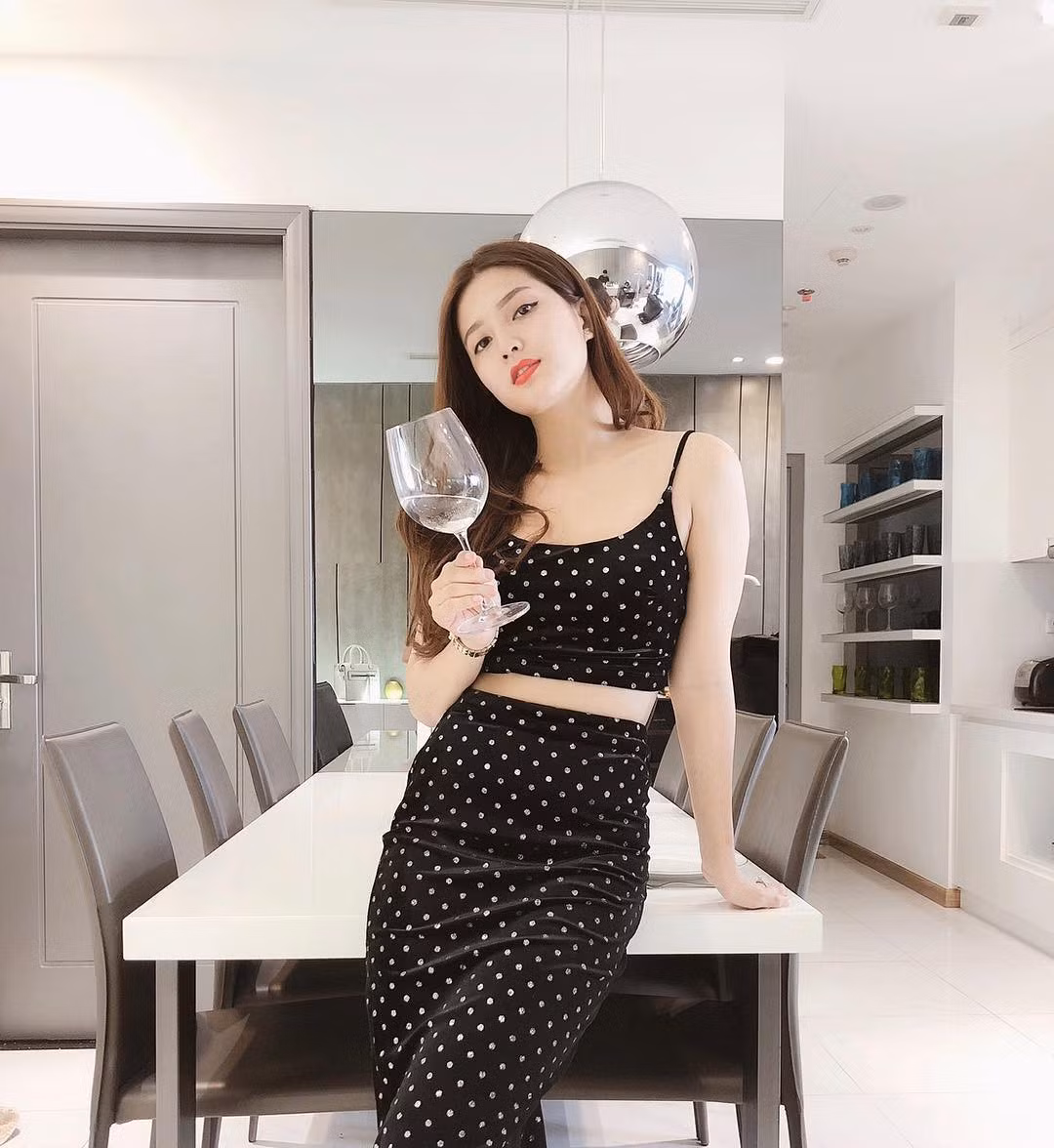 Trong set đồ nhung này, Thiên An kheo trọn được vẻ đẹp của cơ thể. Có thể nói, cô nàng vừa sang chảnh vừa gợi cảm.