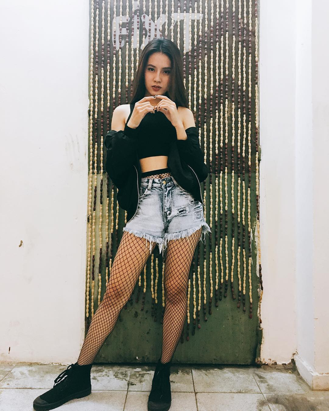 Bên cạnh đó, cô nàng còn rất tự tin với dáng vóc của mình khi liên tục diện áo crop-top khoe vòng eo con kiến.