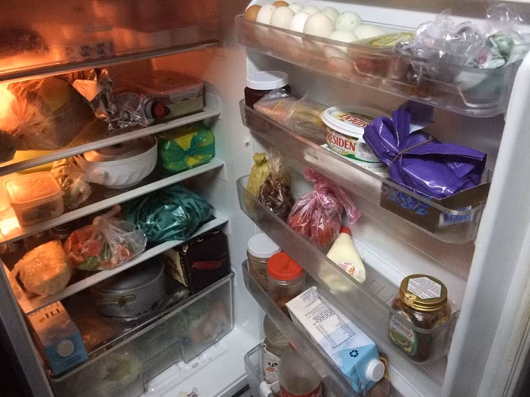 Cũng theo bác sĩ Trần, những người bị viêm màng não cho vi khuẩn Listeria meningitis có thể có những triệu chứng như nôn mửa, cứng cổ, đau đầu, sốt và một số triệu chứng khác.