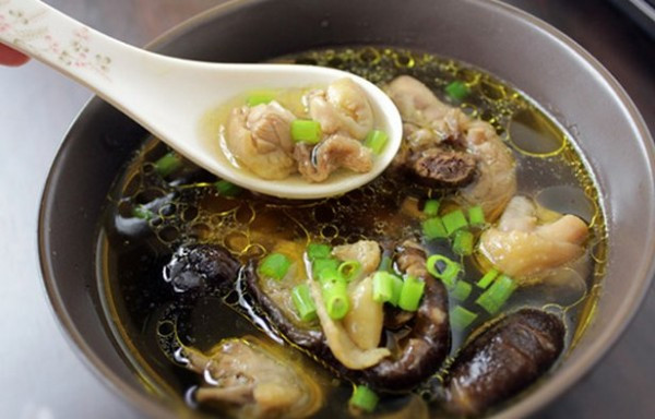 Tại bệnh viện, bác sĩ đã khám và xét nghiệm cho cô Lữ, kết luận rằng cô bị viêm màng não do Listeria meningitis. Kết quả này khiến cô Lữ vô cùng sửng sốt. Sau khi hỏi kỹ càng, hóa ra nguyên nhân khiến cô Lữ viêm màng não đến từ chính bát canh gà mà cô nghĩ rằng bổ dưỡng.