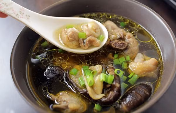 Tại bệnh viện, bác sĩ đã khám và xét nghiệm cho cô Lữ, kết luận rằng cô bị viêm màng não do Listeria meningitis. Kết quả này khiến cô Lữ vô cùng sửng sốt. Sau khi hỏi kỹ càng, hóa ra nguyên nhân khiến cô Lữ viêm màng não đến từ chính bát canh gà mà cô nghĩ rằng bổ dưỡng.