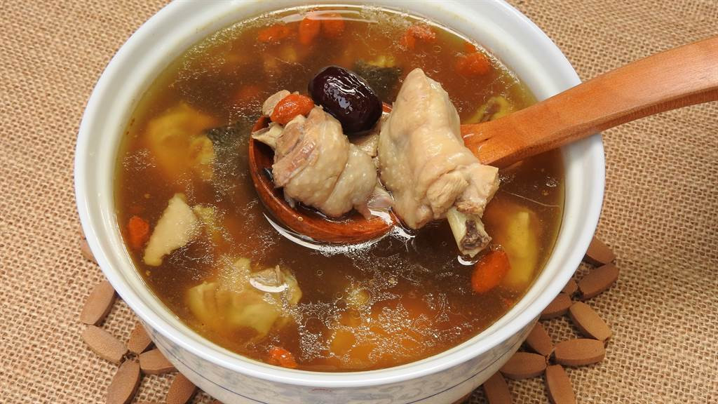 Theo thông tin đăng tải, cô Lữ là một người phụ nữ hiện đại, tư tưởng cấp tiến, vô cùng chú trọng đến việc dưỡng da, giữ dáng. Vài ngày trước, cô Lữ hâm nóng một bát canh gà được bảo quản trong tủ lạnh của gia đình và ăn tối. Đáng nói, bát canh gà này đã để trong tủ lạnh được 2 ngày.