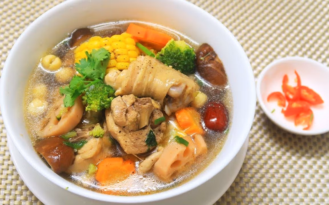 Trong một cuộc phỏng vấn, bác sĩ Trần Á Linh - bác sĩ khoa truyền nhiễm của Bệnh viện số 2 Nam Kinh cho biết, vi khuẩn Listeria meningitis vẫn có thể phát triển chậm trong điều kiện làm lạnh ở nhiệt độ 0 đến 4 độ. Cô Lữ ăn bát canh bị nhiễm khuẩn nên đã nạp vào cơ thể rất nhiều vi khuẩn Listeria meningitis.