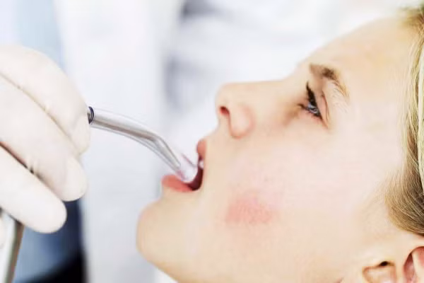 Khi nước bọt bị kích thích nhai tiết ra nhiều, hàm lượng bicarbonat trong nước bọt sẽ tăng lên rất nhiều, đồng thời lan truyền từ nước bọt sang mảng bám răng, trung hòa axit tạo ra bởi đường tồn đọng trong miệng, giảm nguy cơ sâu răng một cách hiệu quả.