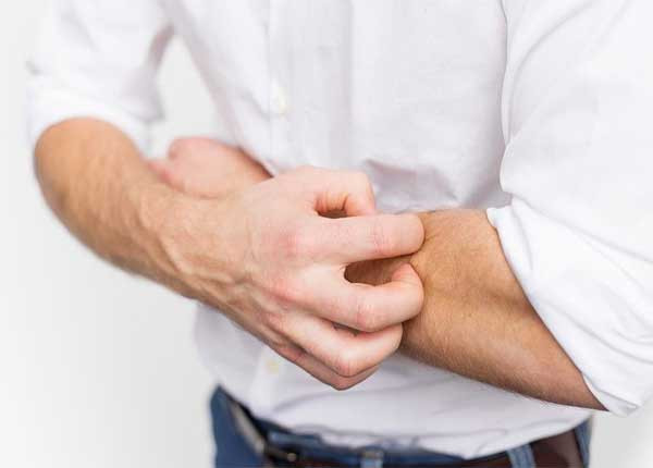 Vì vậy khi thấy cơ thể đang bình thường mà thường xuyên đau bụng trên thì hết sức lưu ý, đây có thể là dấu hiệu ung thư gan. Tốt nhất nên đi khám tổng thể và làm tầm soát ung thư gan.