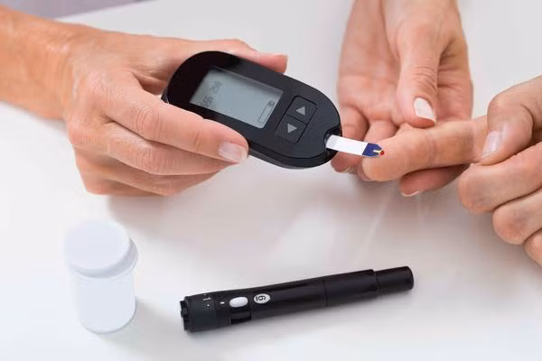 Tiểu đường là một bệnh chuyển hóa do cơ thể không tiết đủ insulin. Khi đã mắc bệnh tiểu đường, lượng đường huyết trong cơ thể người bệnh sẽ tiếp tục tăng cao, có thể ảnh hưởng đến chức năng trao đổi chất tổng thể và gây tổn thương mãn tính cho nhiều hệ thống và cơ quan trong cơ thể, gây nguy hiểm đến mạng sống.