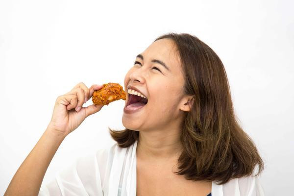 4. Ăn quá nhiều thực phẩm giàu chất béo. Khi cơ thể con người tiêu thụ quá nhiều thực phẩm giàu chất béo, hàm lượng chất béo trong cơ thể sẽ tăng lên, điều này không chỉ ảnh hưởng đến quá trình chuyển hóa carbohydrate của cơ thể mà còn ảnh hưởng đến chức năng của tuyến tụy.