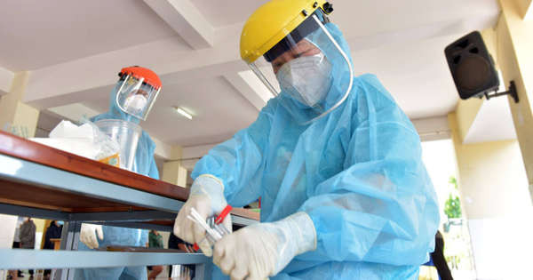 Ronapreve là sự kết hợp của hai kháng thể đơn dòng REGN10933 và REGN10987 để ngăn chặn sự lây nhiễm của SARS-CoV-2. Sự kết hợp kháng thể này đã được công nhận theo một lộ trình phê duyệt đặc biệt thuộc Đạo luật Dược phẩm và Thiết bị Y tế của Nhật Bản.